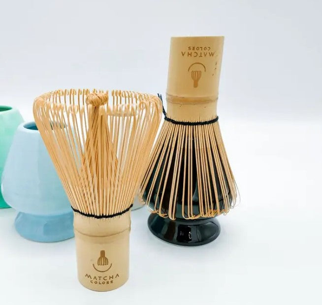 Dos batidores Chasen de bambú para matcha. Accesorio tradicional japonés para crear espuma en el té. Junto a soportes Chasen Kusé.
