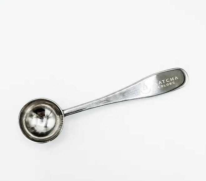 Cuchara dosificadora de acero inoxidable de Matcha Colors. Ideal para medir la porción exacta de matcha, con logo grabado en el mango