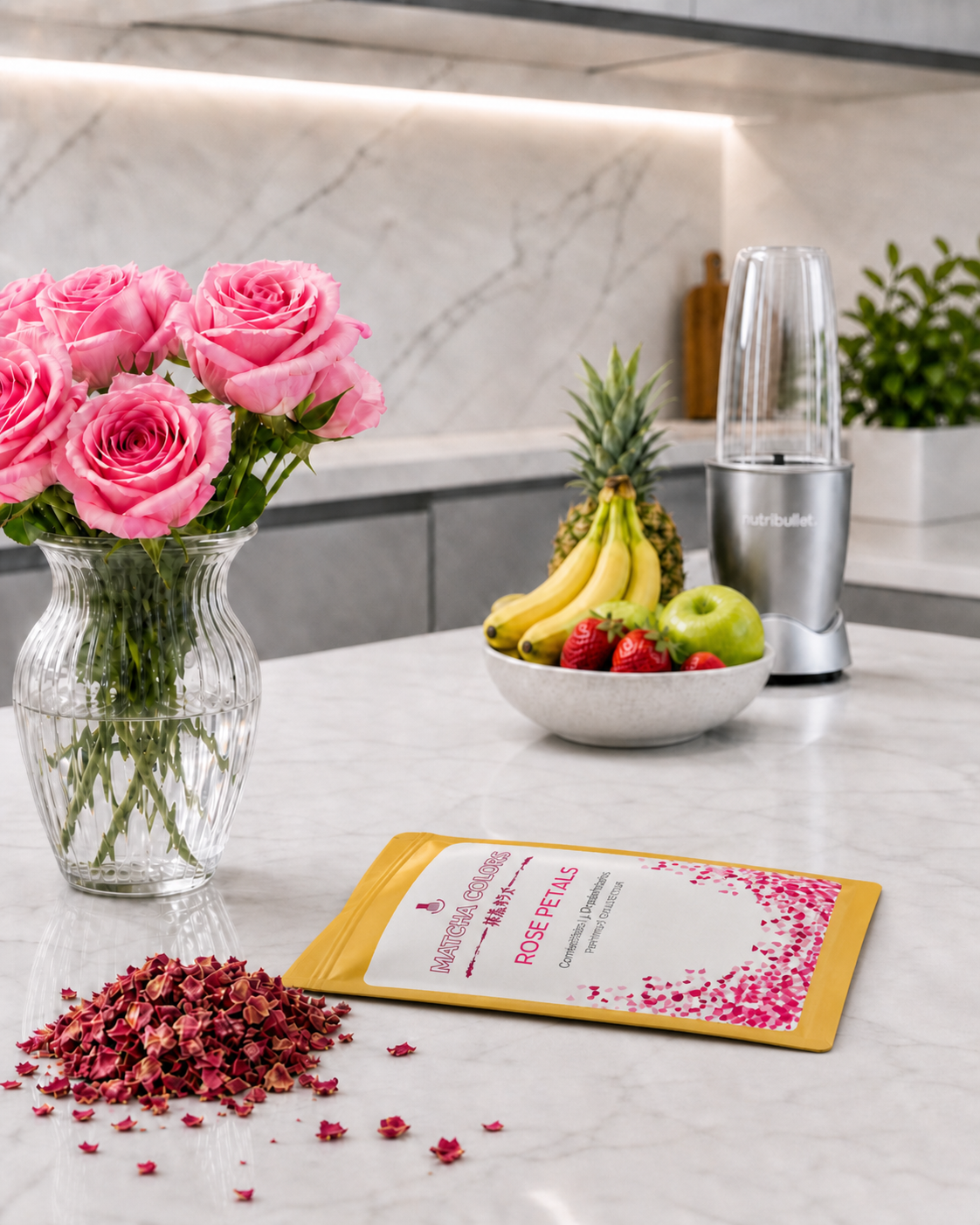 Pétalos de rosa comestibles con ramo de rosas y frutas en la cocina