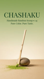 Poster vertical del chashaku de bambu de Matcha Colors apoyado en una piedra con polvo de matcha y el lema Pure Color Pure Taste - campaña IA