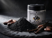 Macro de polvo negro con habas de cacao y vainas de vainilla junto a la lata de Black Matcha Blend - campaña IA