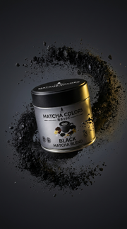 Póster vertical con un remolino de polvo negro y luz ámbar alrededor de la lata de Black Matcha Blend - campaña IA