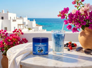 Blue Matcha Blend en una terraza rooftop de Ibiza con latte azul helado, buganvilla y el mar de fondo - campaña IA