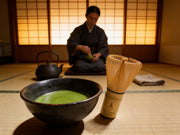 Batidor de bambu chasen de Matcha Colors junto a un cuenco de matcha en una ceremonia del te sobre tatami - campaña IA