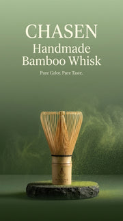 Poster vertical del batidor de bambu chasen de Matcha Colors sobre piedra con polvo de matcha y el lema Pure Color Pure Taste - campaña IA