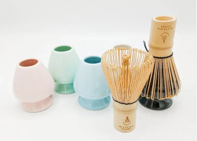 Soportes Chasen Kusé de cerámica en colores pastel (rosa, verde y azul) con Batidores Chasen de bambú. Accesorios esenciales para té matcha.