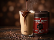 Chocolate fundido cayendo sobre un chai latte junto a la lata de Choco Chai Blend de Matcha Colors - campaña IA