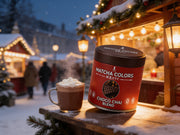 Lata de Choco Chai Blend de Matcha Colors con una taza de choco chai con nata en un mercado navideño nevado con luces - campaña IA