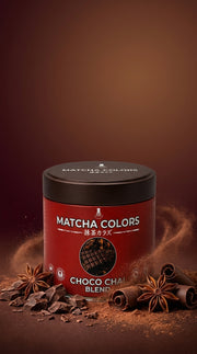 Póster vertical de Choco Chai Blend de Matcha Colors con virutas de chocolate, anís estrellado y polvo de cacao - campaña IA