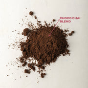 Polvo de Choco Chai Blend de cacao y especias sobre fondo blanco
