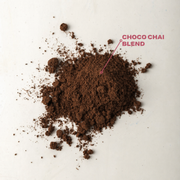 Polvo de Choco Chai Blend de cacao y especias sobre fondo blanco