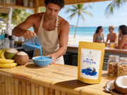 Doypack de Blue Spirulina en la barra de bambú de un bar de smoothies en la playa mientras preparan un bol azul - campaña IA