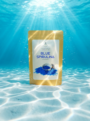 Doypack de Blue Spirulina sobre arena blanca con rayos de sol atravesando el agua azul cristalina - campaña IA