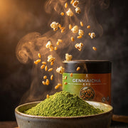 Macro de granos de arroz tostado saltando como palomitas sobre un bol de polvo de Genmaicha, con la lata detrás - campaña IA