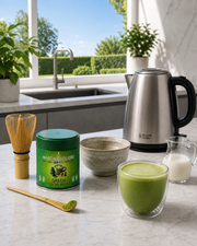 Green Matcha Blend en la encimera con chasen de bambú y latte verde