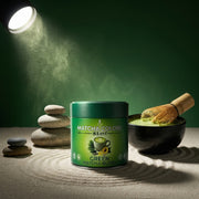 Lata de Green Matcha Blend junto a un bol de matcha recién batido con chasen de bambú en un jardín zen de arena rastrillada - campaña IA