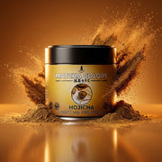 Bodegón hero de la lata de Hojicha Matcha Premium con explosión de polvo tostado en tonos caramelo - campaña IA