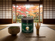Japanese Matcha Premium en sala de té japonesa tradicional con tatami, chawan, chasen y jardín de arces - historia de origen, campaña IA
