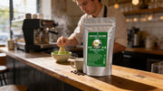 Doypack profesional de 500g de Japanese Matcha Premium en cafetería de especialidad con barista batiendo matcha - campaña HORECA IA