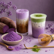Lattes de ube morado y matcha verde con polvo de boniato morado y flores