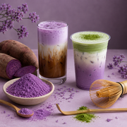 Lattes de ube morado y matcha verde con polvo de boniato morado y flores