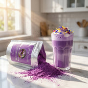 Doypack de Japanese Ube volcado con el polvo morado derramado en la encimera y un latte de ube decorado con pétalos comestibles Mixed Petals - campaña IA