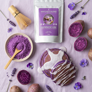 Flat lay de receta con Japanese Ube: pancakes morados con glaseado, polvo de ube, chasen, boniatos morados y lavanda - campaña IA