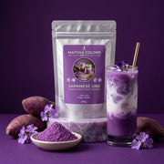 Campaña de lanzamiento de Japanese Ube: doypack de Matcha Colors con latte helado de ube, boniatos morados, polvo y flores sobre fondo morado - imagen editorial IA