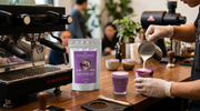Japanese Ube en cafetería de especialidad: barista sirviendo latte morado junto al doypack - campaña HORECA IA (revisar texto etiqueta)