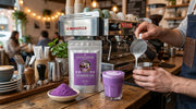 Japanese Ube en cafetería de especialidad: barista sirviendo latte morado con arte de leche junto al doypack de Matcha Colors - campaña HORECA IA