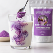 Cuchara de polvo de ube morado creando remolinos en un vaso de leche, doypack de fondo - campaña IA (etiqueta desenfocada)