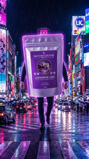 El Ube llega de Japón: doypack de Japanese Ube caminando por el cruce de Shibuya en Tokio de noche entre neones - campaña de lanzamiento IA