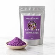 Doypack de Japanese Ube con cuenco de polvo morado sobre mármol