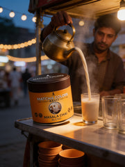 Un chai wallah sirve chai humeante junto a la lata de Masala Chai Blend de Matcha Colors en un puesto callejero al atardecer - campaña IA