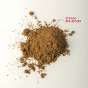Polvo de Masala Chai Blend de especias sobre fondo blanco