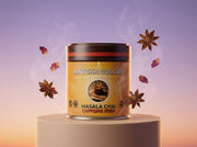 Lata de Masala Chai Caffeine Free de Matcha Colors sobre pedestal con fondo crepuscular lavanda y anís estrellado flotando - campaña IA