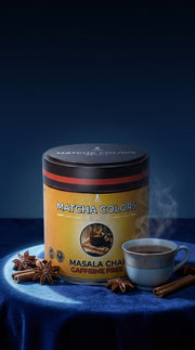 Lata de Masala Chai sin cafeína junto a una taza humeante, anís estrellado y canela, sobre terciopelo azul