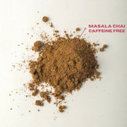 Polvo de Masala Chai Caffeine Free de especias sobre fondo blanco