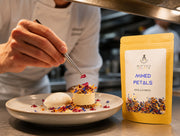 Chef emplatando con pinzas un postre gourmet decorado con Mixed Petals de Matcha Colors - campaña IA