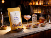Doypack de Mixed Petals de Matcha Colors en la estacion de garnish de un bar de cocteles con copas decoradas con petalos - campaña IA