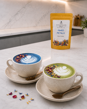 Lattes azul y verde de Matcha Colors decorados con pétalos comestibles