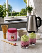 Pink Matcha Blend en la cocina con bebidas de matcha y nata