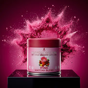 Lata de Pink Matcha Blend sobre pedestal con una explosión de polvo rosa sobre fondo fucsia - campaña IA