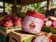 Lata de Pink Matcha Blend en un puesto tropical de pitayas con frutas del dragón cortadas - campaña IA