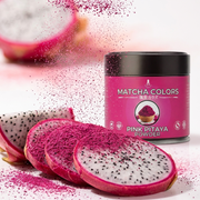 Macro del polvo fucsia de Pink Pitaya espolvoreado sobre rodajas de pitaya, con la lata detrás - campaña IA