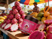Lata de Pink Pitaya Powder en un puesto de mercado tropical repleto de pitayas cortadas y frutas - campaña IA