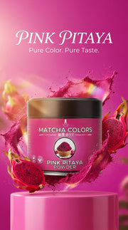Póster vertical de Pink Pitaya Powder con salpicadura de polvo fucsia, pitayas y el lema Pure Color. Pure Taste. - campaña IA