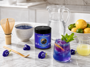 Bodegón de flor de guisante mariposa con limones y jarra - la limonada que cambia de color