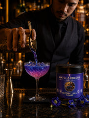 Bartender sirviendo un cóctel que cambia de azul a violeta y rosa junto a la lata de Butterfly Pea Flower - campaña IA
