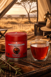 Lata de Rooibos Premium con té rojo en una tienda de safari con la sabana africana de fondo